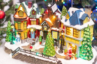 Ukrayna 'nın başkenti Kyiv' de karlı bir arazide minyatür evler ve binaların yer aldığı detaylı bir Noel manzarası. 12 Kasım 2025