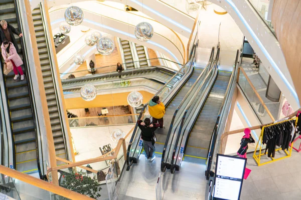 Art Deco mağazasının içinde birden fazla kat, yürüyen merdiven, dükkan önü ve renkli vitrinler var. Kyiv, Ukrayna 'da çeşitli etkinliklerle uğraşan insanlarla dolu. 12 Kasım 2025