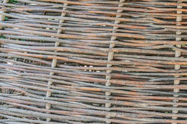 Karmaşık, ritmik dokuma dokusu, muhtemelen kumaş ya da kafes, toprak tonlarında doğal malzemeler, dallar ya da sazlıklar, kahverengiler, yeşiller, griler, yazı veya açık havada gün ışığı yok.