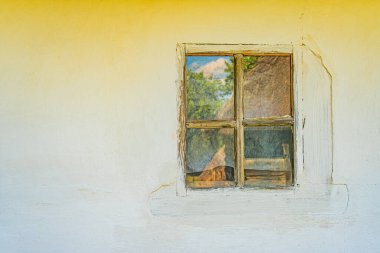 Eski bir pencereden suyla dolu bir odayla Orta Avrupa 'nın iç kesimlerinde duvardaki boyaların soyulduğu ve muhtemelen hasar görmüş çerçevelerin su hasarı veya küf olduğunu gösteren sahneler görülüyor.