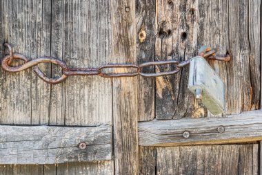Antik Avrupa köyü sahnesi her iki ucunda paslı metal zincir halkası olan ahşap bir duvar, bir ucu vida ile sabitlenmiş Dünya renk paleti kahverengiler ve griler tarafından egemen, Nat