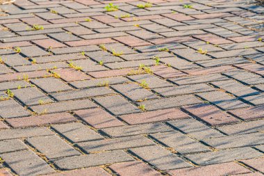 Orta Avrupa 'da bir köyde yıpranmış gri tuğlaların yakın görüntüsü, iki bölümün birleştiği organize yapı küçük bir açı oluşturuyor, muhtemelen yön veya materyalist gerçekçiliği gösteriyor.