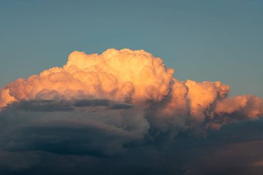 Fırtınalı gökyüzü, zıt bulutlar, aşağıdan perspektif, gerçekçi stil