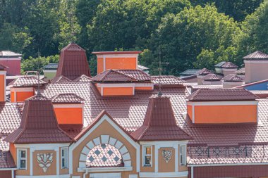 Eski bir Avrupa şehrinde, kiremitli çatılar, bacalar ve kemer ve sıva gibi dekoratif mimari elementlerle karakterize edilmiş yerleşim veya kompleks bir yapı kümesi.