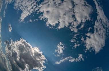 Dünya atmosferine yayılan geniş bir bulut oluşumunun havadan görünüşü yüksek irtifada bulutlar yoğunluk ve renk olarak farklılık gösterir. Koyu griden açık beyazlara. İnsan yapımı yapılar veya yaşam biçimi yoktur.