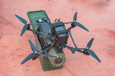 Helikopter tankı füzyonunu andıran eşsiz bir askeri hava aracı ağırlıklı olarak siyah, yer ve hava seyyar sekiz pervaneli, üzerinde kokpit ya da kontrol odası olan küçük pencereler var.