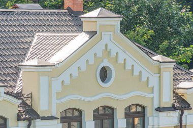 Merkezi kubbeli iki katlı şehir binası, mimari tarzların karışımı detaylar, sıva dokusu, soluk renkler bej, açık kahverengi, terracotta çatı kiremitleri, yan giriş sütunları, Dayt