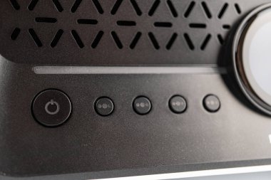 Dikdörtgen şekilli, merkezi düğmeli modern gitar yükselticisi, küçük düğmeler etiketli araçlar, tap, lastik ve reset Brand adı FUTURE gösterilir Renk şeması koyu arkaplan, beyaz ve lig