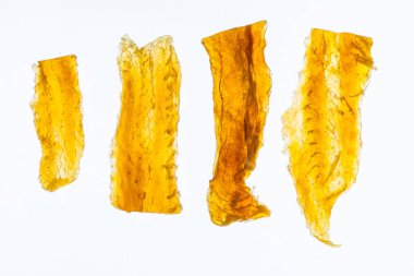 Düzensiz, sarımsı balık çarşaflarının açık gri arka planda toplanması organik doku, ince ton değişimleriyle tutarlı sarı renk, hafif ışıklandırma artırıcı mat kalitesi yok metin veya metin yok