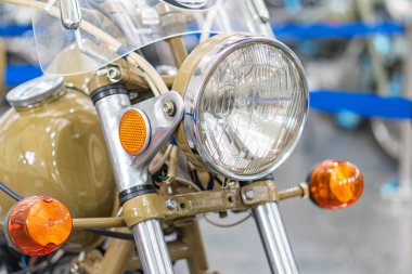 Depolama tesislerine karşı klasik motosiklet, krem ya da ten rengi, basit çizgiler, gizli stil, yumuşak ışıklandırma, 34 açılı görüş