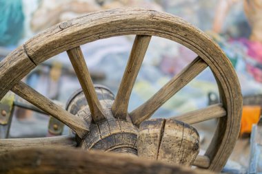 Yıpranmış ahşap tekerlek çatlakları, renk değişimi, birden fazla tel, olası depolama alanı kumaşı, iç mekan ayarları, yapay ışık.