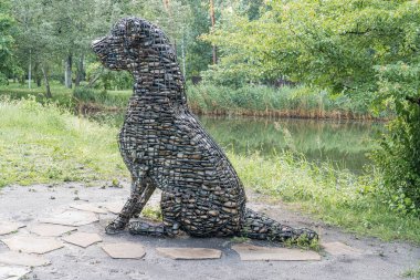 Açık Japon bahçesi, küçük parçalardan yapılmış büyük bir köpek heykeli, taş patika, suyun sakin gövdesi, çim tarlası, nötr renk düzeni, iyi ışıklandırılmış, ama soyut stil