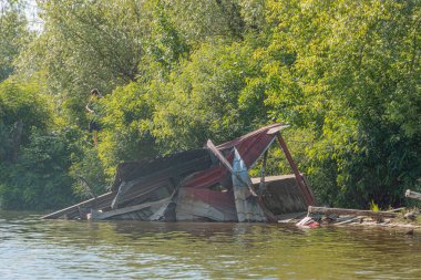 İskeleye yerleşim tekneleri ve su altı evleri, kırsal ya da banliyö ortamlarında yemyeşil alanlar, gün ışığı ya da yapay ışıklandırma...