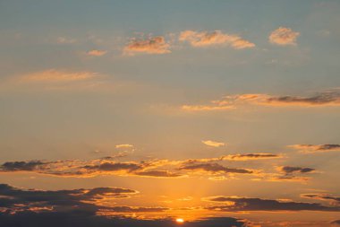 Turuncu ve sarı bulutlu gün batımı, yüksek görüş açısına sahip, gece gökyüzü yamalarını ortaya çıkarıyor, doğal tarzda, insan müdahalesi ya da yapay yapılar olmadan.
