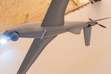 Askıya alınmış tek motorlu, 20. yüzyılın ortalarında Ukrayna 'nın insansız hava aracı ağırlıklı olarak beyaz renkli varyasyonlarla bir müzede veya sergide sade bir tavandan sarkan kompozisyon EMP