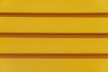 Sarı boyanmış bir yüzeye yakından bakmak, muhtemelen eski bir Avrupa duvarı veya tavanının bir parçası eşit dağılmış renk, ince dikey çizgiler, tek açılı aydınlatma, düşük açılı perspektif, metin veya distin yok