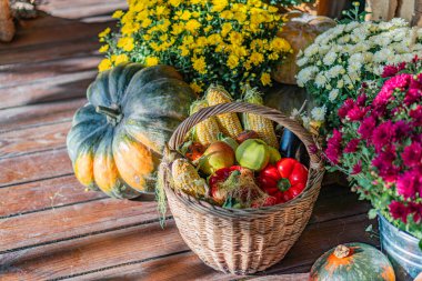 Kırsal ahşap masa ile cadılar bayramı süslemesi, mevsimlik dokuma sepet elma, portakal, üç balkabağı çeşitli düzenlemeler iki çift sol, bir solo sağ, ipuçları