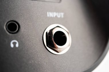 Modern bir gitar amfisinin ve kamera lensinin yakın plan görüntüsü gitar amfisi metalik düğmeli MA, dairesel arama ve AF Lens özellikleri bulanık arka plan, yumuşak ışıklandırma, bir