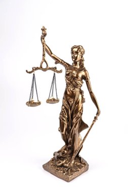 Bayan Adalet 'in altın heykeli, bir üste duruyor, elinde terazi ve kılıç, hukuku ve adaleti sembolize ediyor, ayrıntıları karıştırıyor, tarafsız bir arkaplanda hafif ışıklandırmayla altını çiziyor.