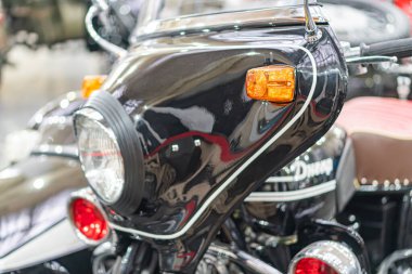 Krom aksanlı klasik siyah motosiklet, sergi odası ya da sergi seti, dağınık yapay ışık, gri arka plan, çapraz motorsikletler, logo ipuçları, üst düzey tasarım