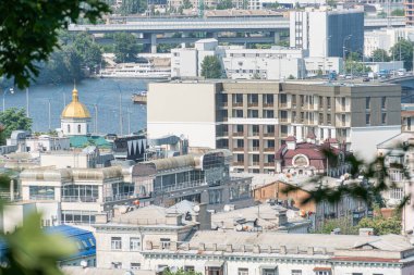 Kyiv, Ukrayna 'nın modern ve eski mimarisi Kyiv, Ukrayna 06-06-2025' in konut binaları, kilise, su, tekne ve karışımı havadan görünüşü