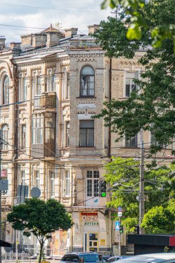 Ukrayna 'nın Kyiv kentindeki işlek cadde, eski dünya cazibesi ve modern araçlar Doğal Kyiv, Ukrayna 07-05-2025