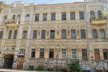 Ukrayna 'nın başkenti Kyiv' de terk edilmiş eski bir konut binası. Ön cephede grafiti ve sokak sanatı var. Düzensiz pencere devletleri Ukrayna 'nın doğal aydınlatma sistemi Kiev, 07-05-2025' i gösteriyor.