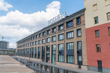 Tarihi bölge sokak manzarası, şekerleme fabrikası Roshen, tuğla fabrikası binaları, geniş pencere kapıları, kırmızı ve siyah renkler, ROSHEN tabelaları, kaldırım Kyiv, Ukrayna 07-13-2025