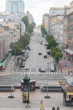 Kyiv şehir meydanı panoraması gündüz gözüyle yayalar, arabalar ve kamyonlar renkli cepheli, ılımlı trafik ve Kyiv, Ukrayna 07-13-2025