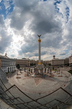 Ukrayna 'nın başkenti Kyiv' deki şehir meydanında, Ukrayna Meydanı Nezalezhnosti Majestik heykeli kartal heykeli, klasik mimari binalar Cobblestone p Kyiv, Ukrayna 07-13-2025