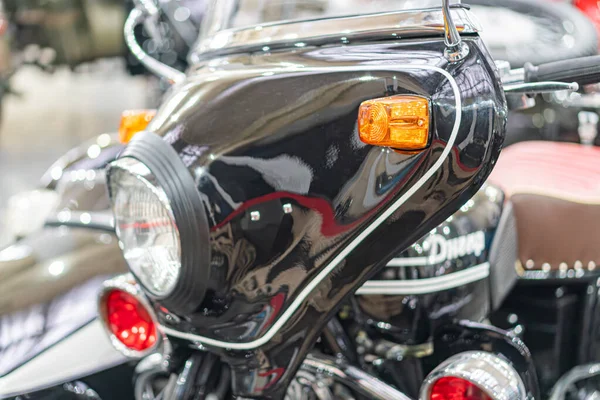 Krom aksanlı klasik siyah motosiklet, sergi odası ya da sergi seti, dağınık yapay ışık, gri arka plan, çapraz motorsikletler, logo ipuçları, üst düzey tasarım