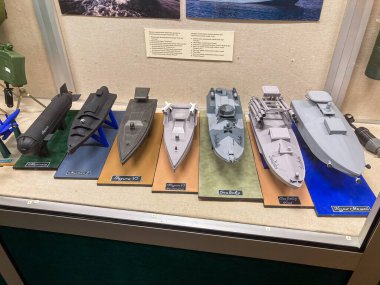 Ukrayna deniz dronlarının, deniz bebeğinin minyatür modelleri, müze tarzı bir sergi olan Kyiv, Ukrayna 07-02-2025 'te sergilenen çeşitli tekneler.