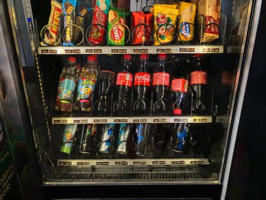 Ukrayna 'daki modern metal otomat, atıştırmalık kraker, şeker ezmesi, siyah, beyaz, mavi şişeler Pos Kyiv, Ukrayna 07-02-2025