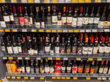 Bir süpermarkette, çeşitli boyut ve şekillerde çeşitli şişelerle dolu, kırmızı, beyaz, yeşil, turuncu, Th Kyiv, Ukrayna 07-02-2025