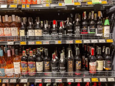 Ukrayna, Kyiv, Ukrayna 07-12-2025 raflarında çeşitli renkli şarap şişelerinin yer aldığı bir süpermarkette şarap vitrini.