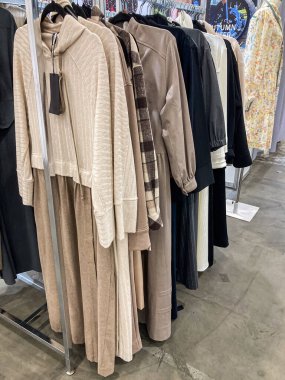 Kapalı giyim mağazaları çeşitli renk çeşitleri sergiliyor. Pastel renklerden koyu tonlara, siyah ve kahverengi renklere. Bazıları desenli, bazıları katı Kyiv, Ukrayna 07-31-2025