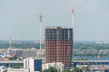 Ukrayna Ukrayna 'nın Kyiv kentindeki çelik kirişler ve bitişik yapılara sahip büyük inşaat alanı, Crane ve constru Kyiv, Ukrayna 06-06-2025