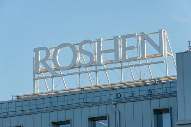 Gündüz vakti doğal ışık altında düz panelli bir ticari binada büyük çaplı ROSHEN tabelası Kyiv, Ukrayna 07-03-2025