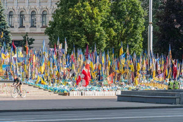 Kyiv, Ukrayna 'da Nezalezhnosti binası, açık gökyüzü, bereketli ağaçlar, insan, parlak gün ışığı, canlı renkler Kyiv, Ukrayna 07-05-2025