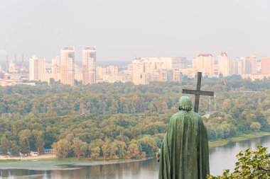 Ukrayna 'nın başkenti Kyiv' de haç taşıyan bir adamın bronz heykeli belirgin bir şekilde yerleştirilmiş, merkezi çerçevelenmiş ve yıpranmış patina a Kyiv, Ukrayna 07-08-2025