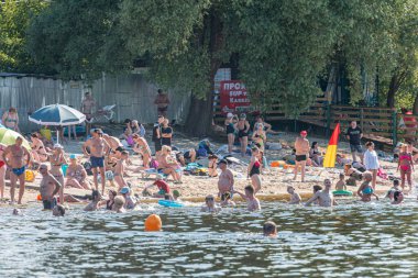 Ukrayna 'nın başkenti Kyiv' de çeşitli yüzen ya da yürüyen, kumlu kıyılar, deniz yosunu, gölge ağacı, şemsiyeler, dinamik perspektif, natüralist Kyiv, Ukrayna 07-12-2025