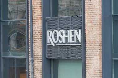 Rosen şekerleme fabrikası cephesine yakın plan, Rosen tabelasının karmaşık tasarımı Brick duvar arkaplanı, gündüz aydınlatması, hafif eğik perspektif Kyiv, Ukrayna 07-13-2025