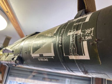 Kiev Kafe Yeşil Kamuflaj Bombası 'nda duvar sanatı olarak yeniden tasarlanan antika bir bomba. Ölçümler ve rakamlar, yakın görüş, yüksek açı, hatta aydınlatma, ne Kyiv, Ukrayna 06-19-2025