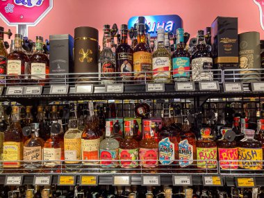 Çeşitli alkol viski, tekila, damıtılmış likör şişeleriyle dolu, bireysel olarak etiketlenmiş ve fiyatlandırılmış Bright Kyiv, Ukrayna 06-30-2025