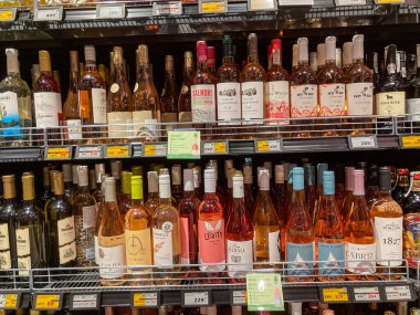 Canlı şarap dükkanı koridorunda çeşitli roz şarapları sergileniyor Kyiv, Ukrayna 07-12-2025