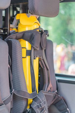 Kurtarma operasyonuna katılan sarı helikopterin hava görüntüsü açık gökyüzü ile çelişiyor. Helikopterin sedye yapısı tıbbi ya da acil durum kullanımını öneriyor.