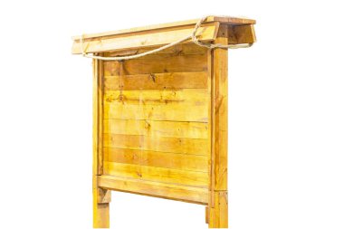 Sabit bir arı kovanı kutusu eğimli çatılı ahşap bir at arabasını andırıyor, açık renkli ahşap tahtalar ve yatay tur eklemlerinden yapılmış tekerlekleri olmayan merkezi bir direğin üzerinde duruyor ya da ha