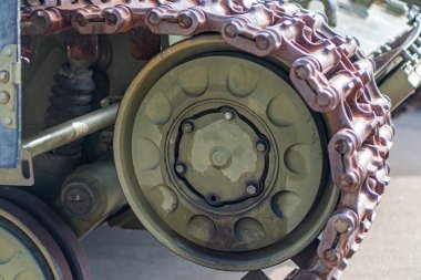 Yıpranmış bir Ukrayna tankının yakın plan görüntüsü, birbirine kenetlenmiş metal parçaları ve geniş dairesel bileşenlerini gösteriyor.