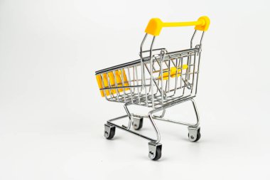 Beyaz arka planda izole edilmiş kırmızı alışveriş arabası, minimal çizgi film tarzı, düz tabanlı tasarım, gümüş aksanlı sarı, sepet ya da metin yok, dört yuvarlak siyah tekerlek.