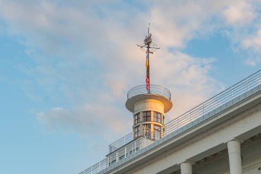 Ukrayna, Kyiv 'deki iskelede alacakaranlık sahnesi dairesel tabanlı ve fener odalı, ulusal veya deniz bayrağı dalgalı, korkuluklu sağlam iskele, altın hou Kyiv, Ukrayna 07-05-2025